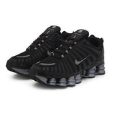 Nike 12 Molas: O Clássico Nike Shox 12 Molas com a cor Preto com Molas Cinza - Masculino - Asah Store